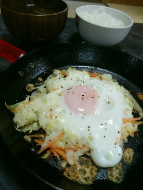 ポテサラとチーズの巣ごもり目玉焼き。
