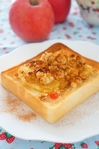 りんごとフルーツグラノーラのトーストの画像