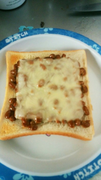 朝食にいかが？納豆チーズトーストの写真