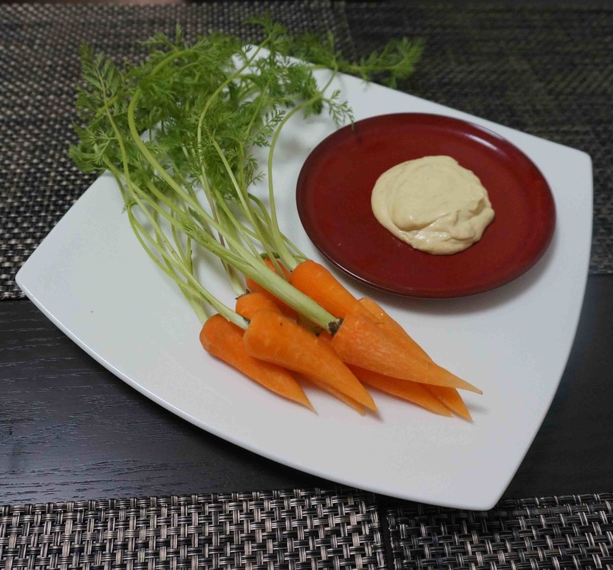 キャロットスティックサラダと味噌ディップの画像