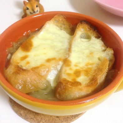 牛筋スープ活用♡オニオングラタンスープの写真