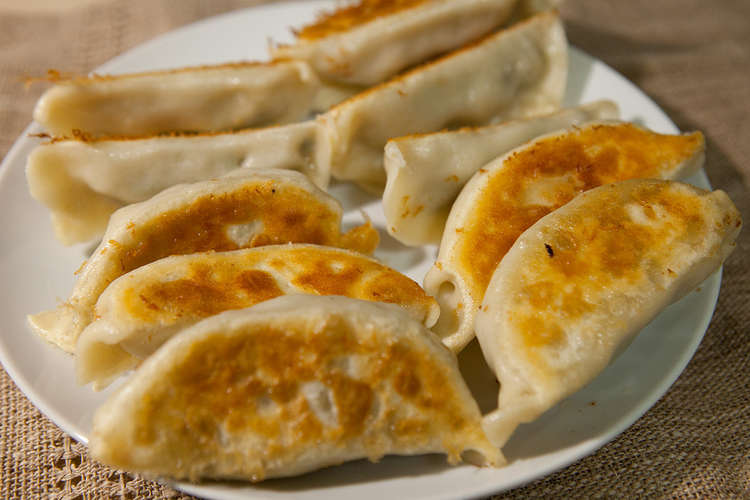 粉とお湯だけ 手作りもちもちの餃子の皮 レシピ 作り方 By Birdcook クックパッド 簡単おいしいみんなのレシピが356万品