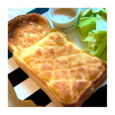 簡単朝食♡バターが香るメロンパントーストの写真