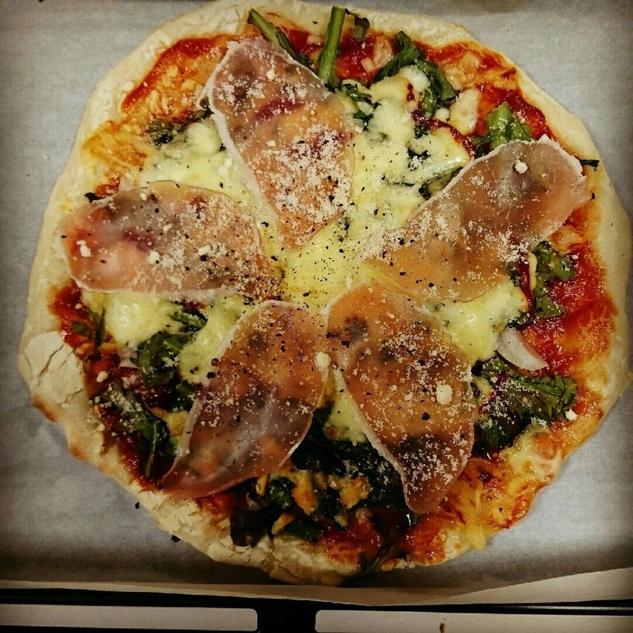 冷凍OKピザ生地と生ハムと菊菜のピザの画像