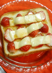 苺とチーズのハニートースト