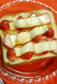 苺とチーズのハニートースト