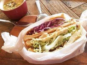 たっぷりキャベツとサバ缶のサンドイッチ