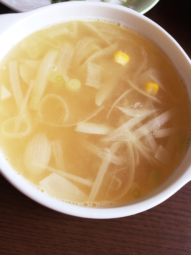 コーンと玉ねぎの中華風スープの写真
