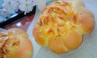 桜えびとチーズのパンの写真