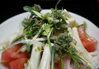 茎ブロッコリーとトマトのサラダの写真