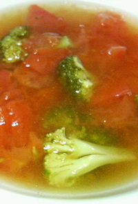 トマトとブロッコリのコンソメスープ