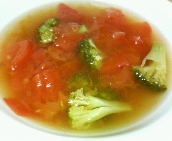 トマトとブロッコリのコンソメスープの画像