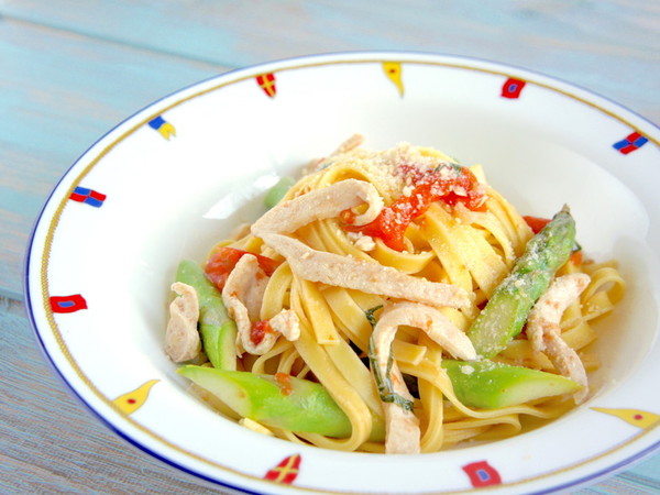 アスパラとフレッシュトマトのパスタ