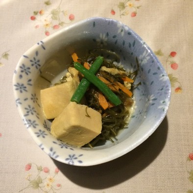 糸切昆布と高野豆腐の煮物の写真