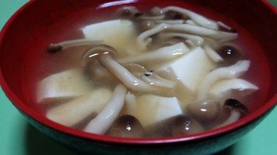 しめじと豆腐のヘルシー味噌汁の写真