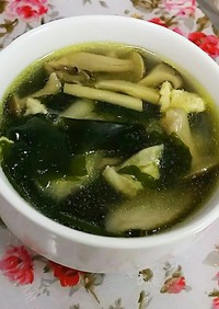 鶏皮とワカメのスープ