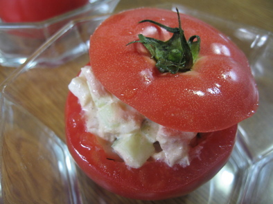 かわいい☆まるごとトマトのツナサラダの写真