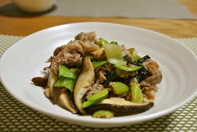 豚肉と青梗菜と椎茸の中華炒めの写真