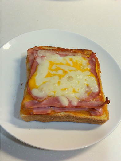 とろけるチーズと卵のトーストの写真
