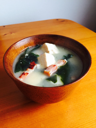 木綿豆腐とわかめとベーコンのお味噌汁の写真