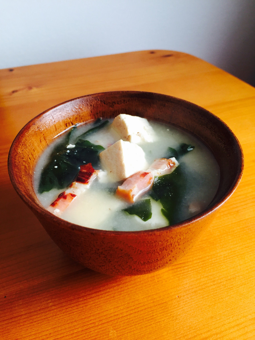 木綿豆腐とわかめとベーコンのお味噌汁の画像