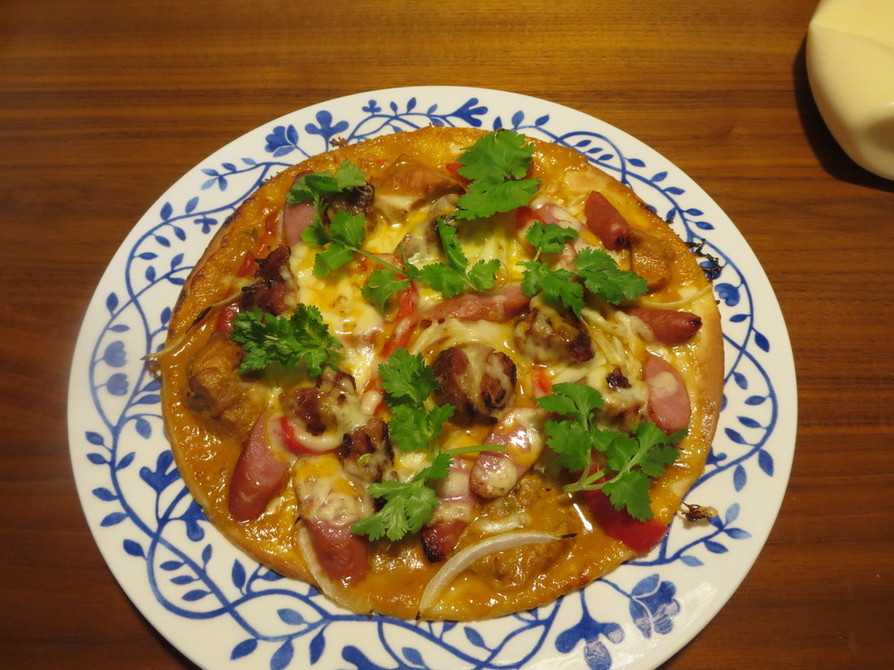 タイ風カレーのピザの画像