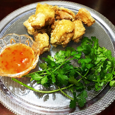 簡単！パクチーと食す鶏の唐揚げ タイ風の写真