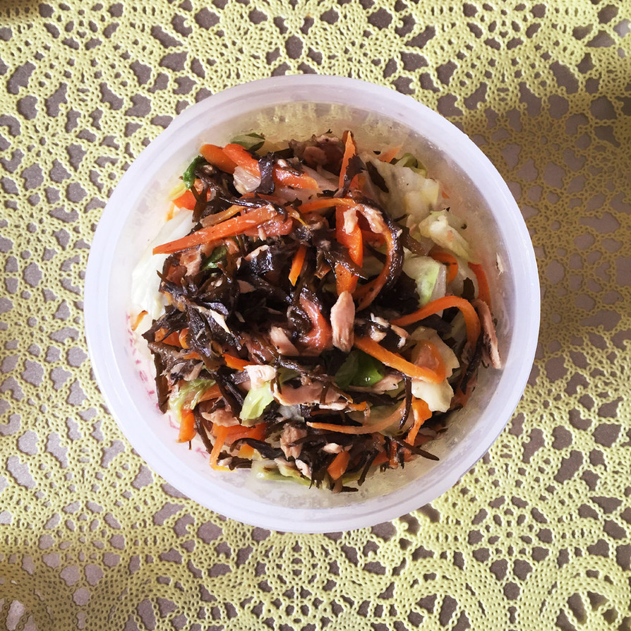 丼弁当で鉄分補給・玄米、ひじきと梅炒め丼の画像