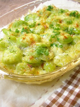 ホクホクそら豆と新玉ねぎのチーズ焼き♪