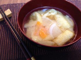 だし入り味噌で簡単*油揚げと大根の味噌汁