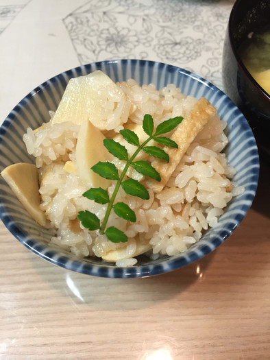 タケノコの炊き込みご飯の写真