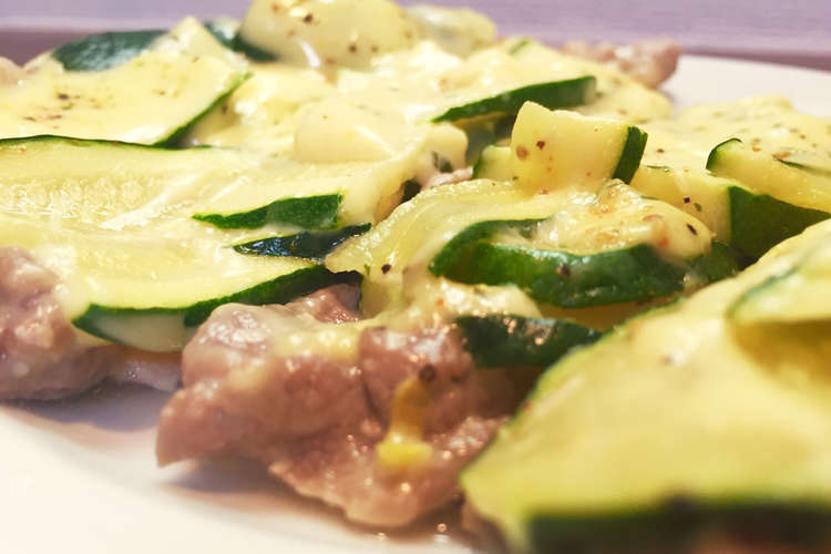 ズッキーニとチーズで 豚肉のピザ風 レシピ 作り方 By ちぃたん クックパッド 簡単おいしいみんなのレシピが356万品