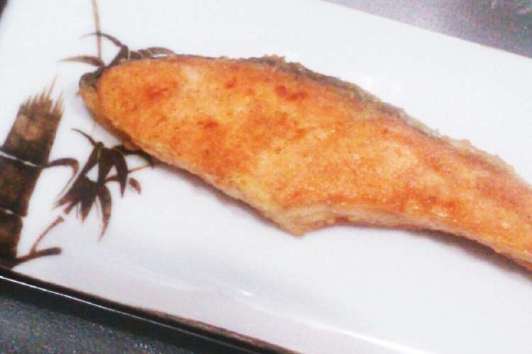 粉をまぶして焼くだけ 鮭のムニエル レシピ 作り方 By スズねぇ クックパッド 簡単おいしいみんなのレシピが361万品