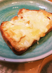 ☆チーズと蜂蜜の簡単デザートトースト☆