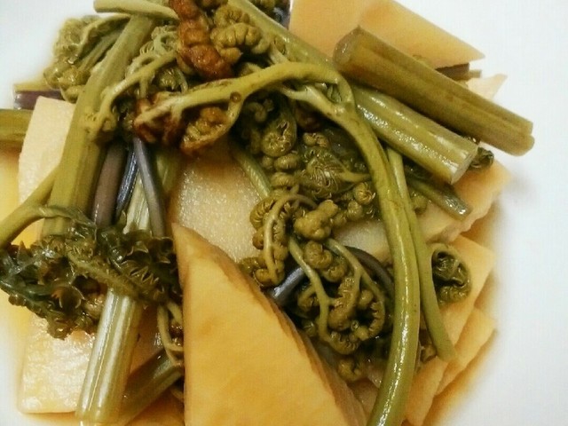 今が旬 たけのことわらびの煮物 レシピ 作り方 By オグラアンコ クックパッド 簡単おいしいみんなのレシピが364万品