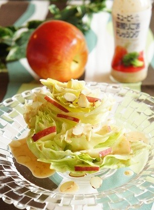 まるごとレタスとりんごのサラダの画像