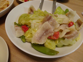 無水鍋でキャベツと塩豚の蒸し煮