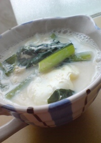 豆乳入り落とし卵の小松菜お味噌汁