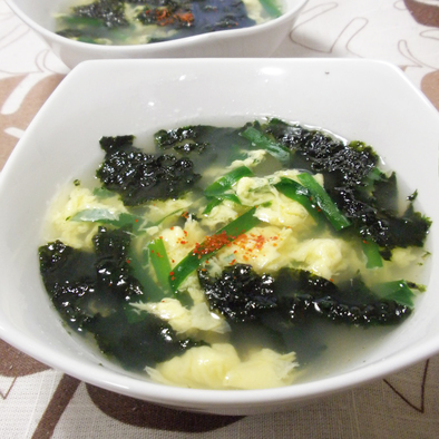 韓国海苔と卵のスープの写真