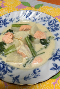旨味たっぷり鮭と蕪の豆乳味噌スープ