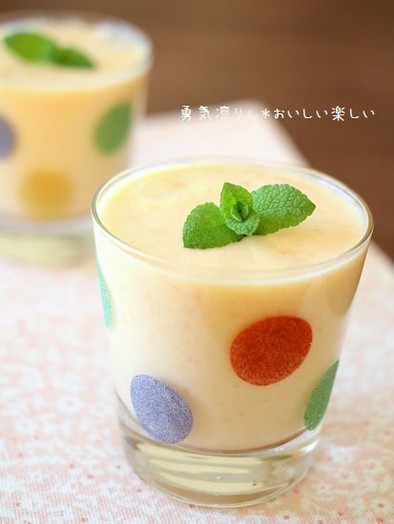 マンゴーグレープフルーツの豆乳スムージーの写真