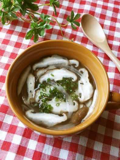 新玉ねぎ（玉ねぎ）と椎茸の中華スープの写真