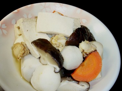里芋と凍み豆腐（高野豆腐）の煮物の写真