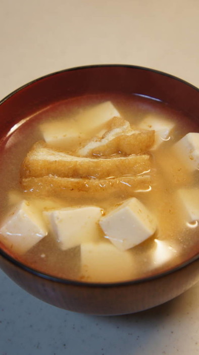 豆腐と油揚げの味噌汁の写真