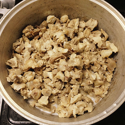 加熱済食材に麹を散らすだけ、簡単保存食の画像