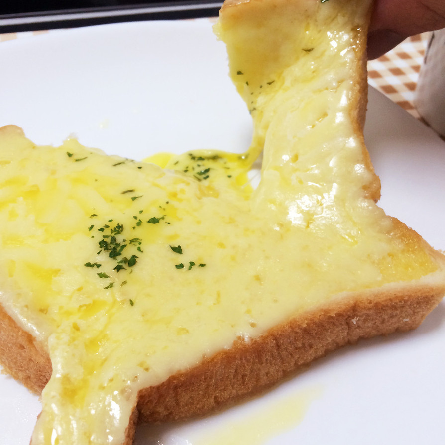 とろとろふわふわ♡レンジで簡単チーズパンの画像
