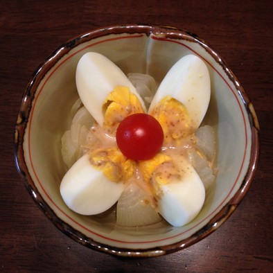 まるごと新玉ねぎとゆで卵の温サラダの写真