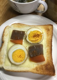 卵と蒟蒻の甘辛煮をのせたチーズトースト