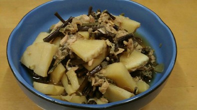 竹の子とわらび、シーチキンの煮物の写真