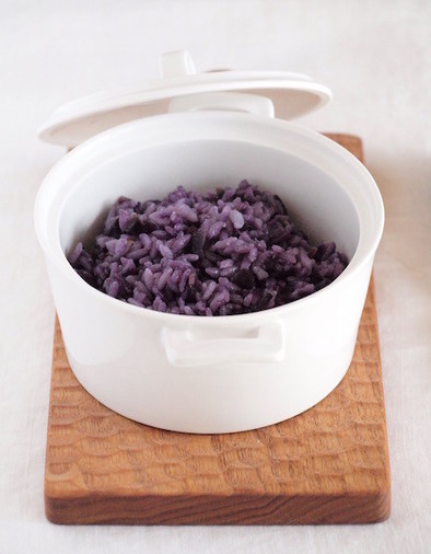 紫にんじんの炊き込みごはん（鍋炊き）の写真